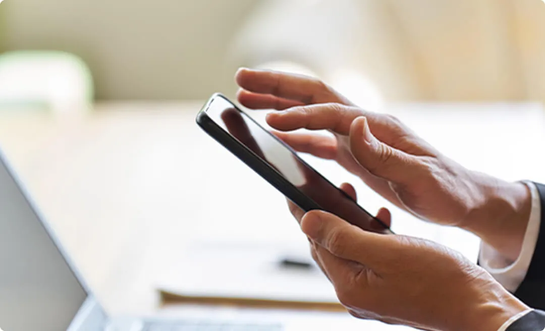 スマホを操作する様子の画像