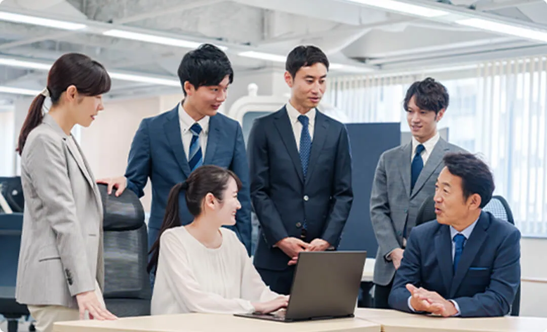 複数のスタッフが打ち合わせをしている様子の画像